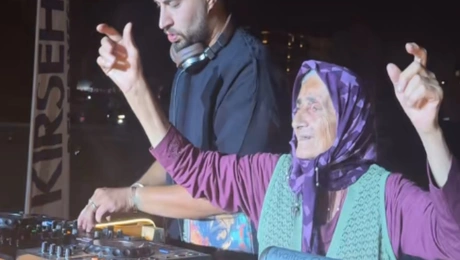 γιαγιά Τουρκία DJ