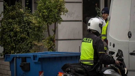 Αστυνομία έξω από πολυκατοικία Λάρισα