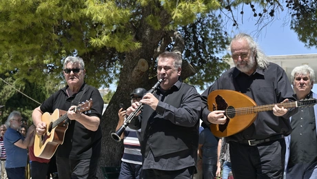 Μουσικοί στην κηδεία του Λάκη Χαλκιά