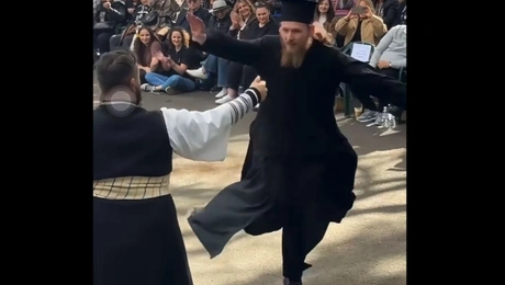 Παπάς χορεύει σε πανηγύρι 
