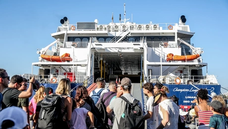 Συνωστισμός στο λιμάνι του Πειραιά