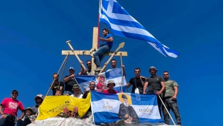 Πιστοί ύψωσαν την ελληνική σημαία στα 2.033 μέτρα