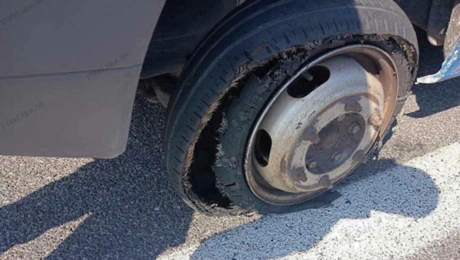 Το κατεστραμμένο ελαστικό του λεωφορείου