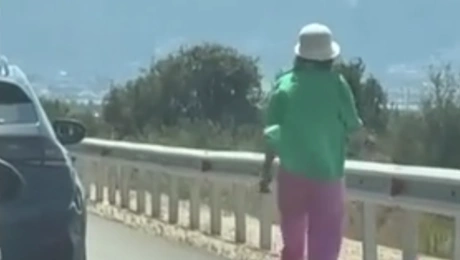Ζευγάρι τσακώθηκε στο δρόμο, η γυναίκα βγήκε από το αυτοκίνητο και το πηρε με τα πόδια