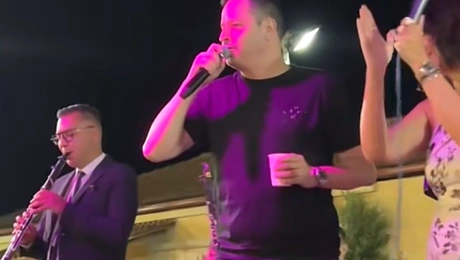 Ο Αλέξανδρος Τσουβέλας τραγούδησε σε πανηγύρι