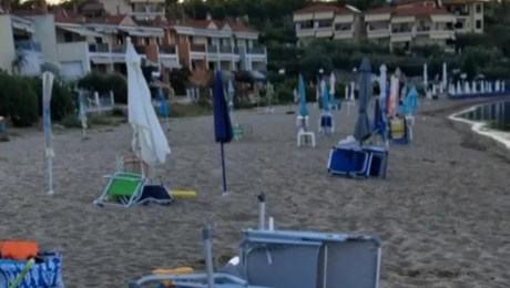 Ο Δήμος Πολυγύρου ξήλωσε μόνιμες ομπρέλες