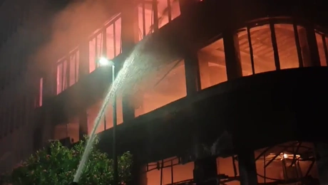 Μεγάλη φωτιά σε κατάστημα στον Πειραιά