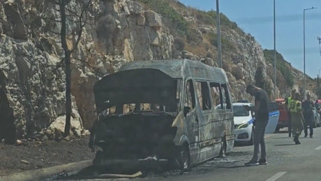 Το λεωφορείο που παραδόθηκε στις φλόγες