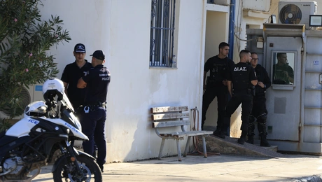 Επίθεση με μαχαίρι στο ΑΤ Μάνδρας