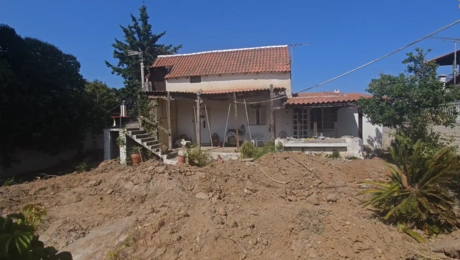 Η αυλή όπου θάφτηκε η ηλικιωμένη