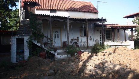 Γυναίκα ομολόγησε πως έθαψε τη μητέρα της στην αυλή του σπιτιού της στον Μαραθώνα