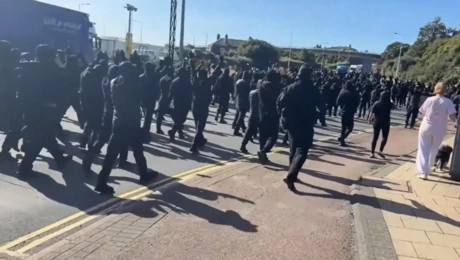 Η πορεία των νεοναζί στο λιμάνι του Ντόβερ