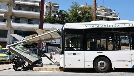 Αστικό λεωφορείο στη Θεσσαλονίκη έπεσε πάνω σε στάση 