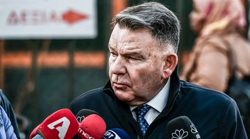 Οπαδική βία στα Ιωάννινα: Προπηλάκισαν τους συλληφθέντες για την επίθεση |  Reader