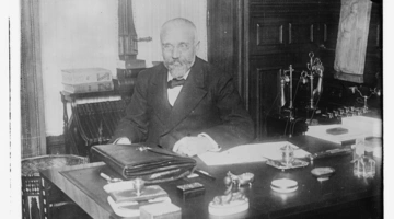 Ο Ελευθέριος Βενιζέλος στο γραφείο του