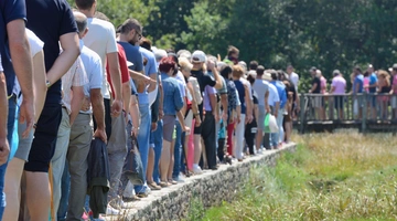 Άνθρωποι περιμένουν σε ουρά.