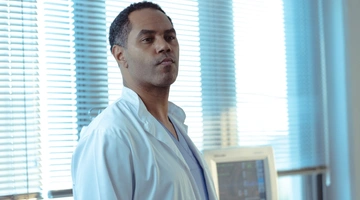 Ο Χρήστος Ζαν Μπατίστ πρωταγωνιστεί στη σειρά «Ο Γιατρός»