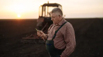 Αγρότης με κινητό