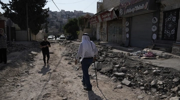 Άνδρας στα συντρίμμια στη Γάζα