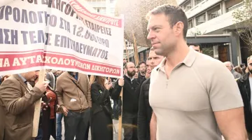 Ο Στέφανος Κασσελάκης στην πορεία για το φορολογικό νομοσχέδιο