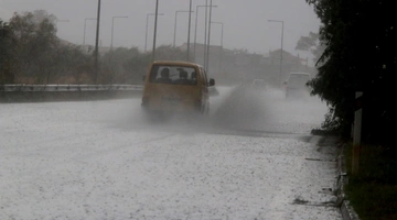 Αμάξι σε καταιγίδα