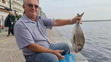 Έπιασε τσιπούρα στον Θερμαϊκό