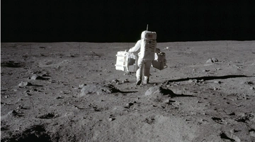 Αστροναύτης στην επιφάνεια της Σελήνης