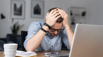 Εξαντλημένος εργαζόμενος