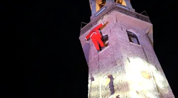 Ο Άγιος κατεβαίνει από τον πύργο του ρολογιού