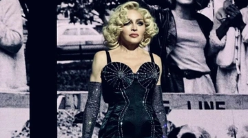 Η Μαντόνα επί σκηνής σε συναυλία της στη Βαρκελώνη