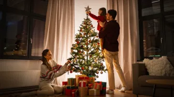 Οικογένεια στολίζει το χριστουγεννιάτικο δέντρο