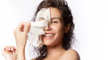 Γυναίκα αφαιρεί μάσκα ομορφιάς από το πρόσωπό της