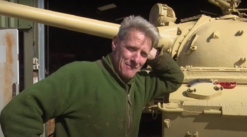 Ο Νικ Μιντ μπροστά από το Type-69