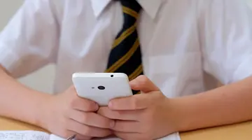 Τέλος τα κινητά τηλέφωνα για τους μαθητές στη Βρετανία. (Πηγή εικόνας: The Guardian)