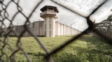 Φυλακή με σιδερένιους φράχτες