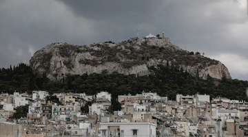 Λυκαβηττός με μαύρα σύννεφα