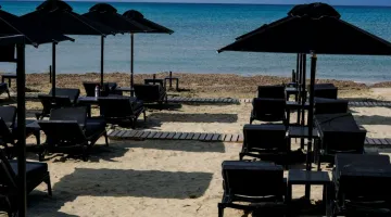 Ξαπλώστρες σε παραλία της Κέρκυρας