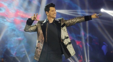 Ο Σάκης Ρουβάς στο νυχτερινό κέντρο που εμφανίζεται