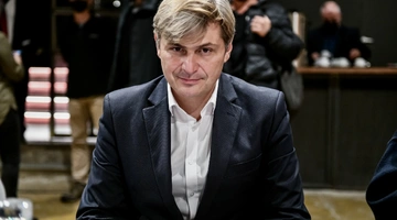 Νίκος Φαραντούρης