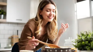 Γυναίκα μαγειρεύει στην κουζίνα της