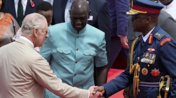 Ο στρατηγός Francis Ogolla με τον Βασιλιά Κάρολο