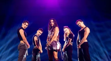 Η Μαρίνα Σάττι και οι χορευτές της που την πλασιώνουν στη σκηνή της Eurovision 2024