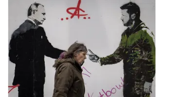 Πούτιν και Ζελένσκι παίζουν «πέτρα, ψαλίδι, χαρτί» - Γκραφίτι σε τοίχο του Λονδίνου