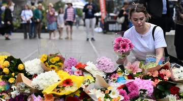 Λουλούδια στον τόπο της επίθεσης στο Σίδνεϊ