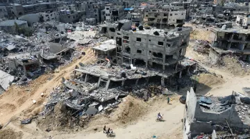 Αεροφωτογραφία δείχνει την κατεστραμμένη πόλη Χαν Γιουνίς στη Λωρίδα της Γάζας, μετά την αποχώρηση του ισραηλινού στρατού από την περιοχή