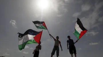 Παιδιά ανεμίζουν σημαίες της Παλαιστίνης κοντά στο συνοριακό πέρασμα Ερέζ μεταξύ της Γάζας και του Ισραήλ