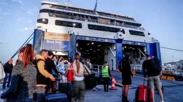 Πολίτες αναχωρούν με πλοίο για τις διακοπές τους