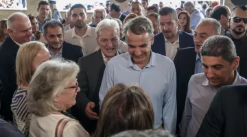 Ο Κυριάκος Μητσοτάκης συνομιλεί με πολίτες στην Κρήτη