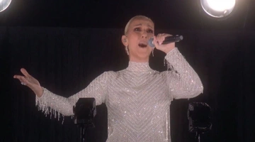 Η Σελιν Ντιον τραγουδα στην τελετη εναρξης Ολυμπιακων Αγωνων 2024 στο Παρισι