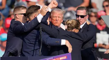 Ο Ντοναλντ Τραμπ με υψωμένη τη γροθια του μετα την αποπειρα δολοφονιας ενταντιον του